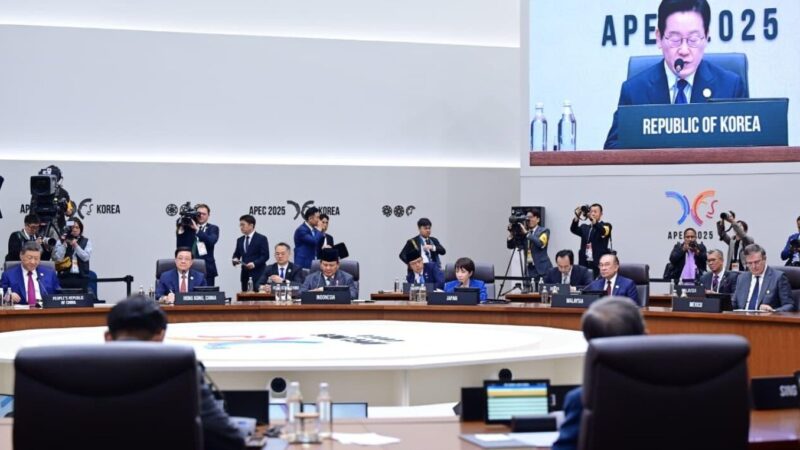 Presiden Republik Indonesia, Prabowo Subianto menyampaikan national speech di Konferensi Tingkat Tinggi (KTT) Kerja Sama Ekonomi Asia Pasifik (APEC) 2025 di Hwabaek International Convention Centre (HICO), Gyeongju, Republik Korea, pada Jumat, 31 Oktober 2025. 