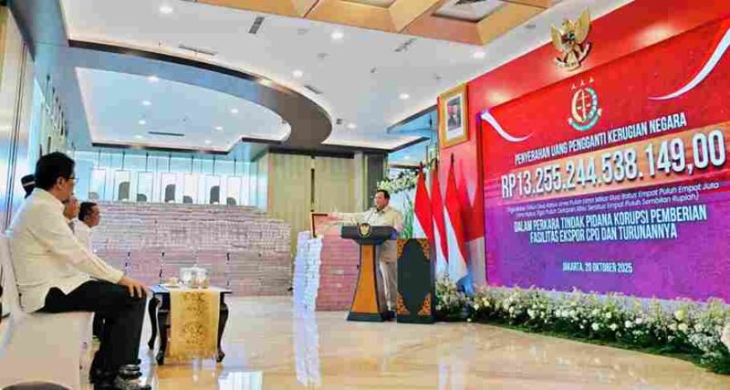 Presiden Prabowo Subianto menyampaikan sambutannya di Gedung Utama Kompleks Kejaksaan Agung RI, Jakarta, pada Senin, 20 Oktober 2025. Foto: BPMI Setpres