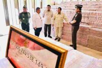 Presiden Prabowo Subianto menyaksikan secara langsung penyerahan uang pengganti kerugian negara sebesar Rp13.255.244.538.149,00 dalam perkara tindak pidana korupsi pemberian fasilitas ekspor Crude Palm Oil (CPO) dan turunannya, dari Kejaksaan Agung kepada Kementerian Keuangan di Gedung Utama Kompleks Kejaksaan Agung RI, Jakarta, pada Senin, 20 Oktober 2025. Foto: BPMI Setpres