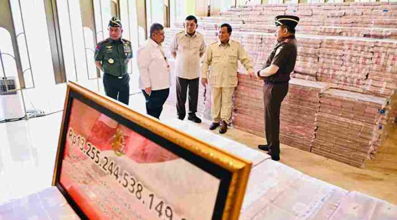 Presiden Prabowo Subianto menyaksikan secara langsung penyerahan uang pengganti kerugian negara sebesar Rp13.255.244.538.149,00 dalam perkara tindak pidana korupsi pemberian fasilitas ekspor Crude Palm Oil (CPO) dan turunannya, dari Kejaksaan Agung kepada Kementerian Keuangan di Gedung Utama Kompleks Kejaksaan Agung RI, Jakarta, pada Senin, 20 Oktober 2025. Foto: BPMI Setpres