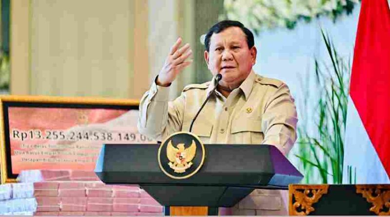 Presiden Prabowo Subianto menyampaikan sambutannya di Gedung Utama Kompleks Kejaksaan Agung RI, Jakarta, pada Senin, 20 Oktober 2025. Foto: BPMI Setpres