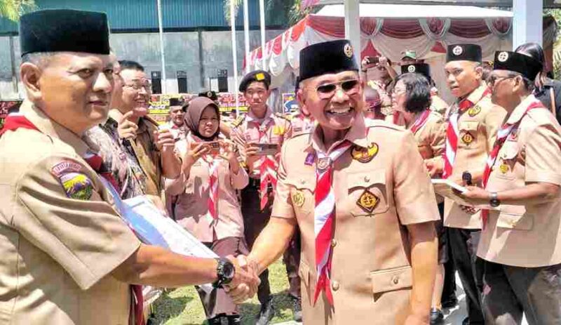 Kwartir Cabang (Kwarcab) Gerakan Pramuka Kabupaten Simalungun menggelar upacara Peringatan Hari Pramuka Ke-64 Tahun 2025 di lapangan Kwarcab Simalungun (CADIKA), Jln Asahan Km. 6,5 Kecamatan Siantar, Kabupaten Simalungun, Sumatera Utara, Kamis, (2/10/2025. 