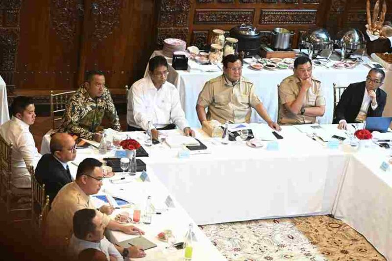 Presiden Prabowo Subianto, pada Kamis, 16 Oktober 2025, memimpin rapat terbatas bersama jajaran kabinet Merah Putih di Kertanegara, Jakarta. 