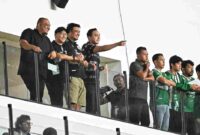 Gubernur Sumatera Utara (Sumut) Bobby Afif Nasution di dampingi sejumlah OPD menonton secara langsung pertandingan sepak bola antara PSMS Medan versus PERSIKAD Depok di Stadion Utama Sumatera Utara, Desa Sena Kabupaten Deliserdang, Sabtu (11/10/2025). Skor akhir pertandingan imbang antara PSMS Medan Vs PERSIKAD Depok dengan skor 1-1