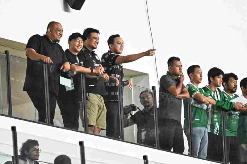 Gubernur Sumatera Utara (Sumut) Bobby Afif Nasution di dampingi sejumlah OPD menonton secara langsung pertandingan sepak bola antara PSMS Medan versus PERSIKAD Depok di Stadion Utama Sumatera Utara, Desa Sena Kabupaten Deliserdang, Sabtu (11/10/2025). Skor akhir pertandingan imbang antara PSMS Medan Vs PERSIKAD Depok dengan skor 1-1