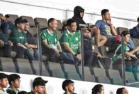 Gubernur Sumatera Utara (Sumut) Muhammad Bobby Afif Nasution menonton secara langsung pertandingan sepakbola antara PSMS Medan versus Persiraja Banda Aceh, di Stadion Utama Sumatera Utara, Desa Sena Kabupaten Deliserdang, Sabtu (25/10/2025). PSMS Medan unggul atas Persiraja Banda Aceh dengan skor 1-0.
