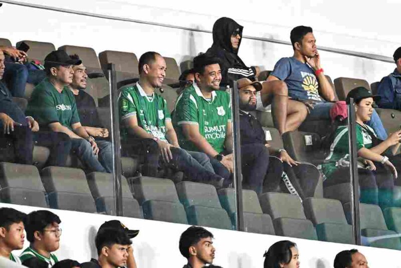 Gubernur Sumatera Utara (Sumut) Muhammad Bobby Afif Nasution menonton secara langsung pertandingan sepakbola antara PSMS Medan versus Persiraja Banda Aceh, di Stadion Utama Sumatera Utara, Desa Sena Kabupaten Deliserdang, Sabtu (25/10/2025). PSMS Medan unggul atas Persiraja Banda Aceh dengan skor 1-0.