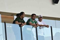 Gubernur Sumatera Utara (Sumut) Bobby Afif Nasution di dampingi sejumlah OPD menonton secara langsung pertandingan sepakbola antara PSMS Medan versus Sriwijaya Fc di Stadion Utama Sumatera Utara, Desa Sena, Kabupaten Deliserdang, Sabtu (4/10/2025). PSMS Medan Unggul atas Sriwijaya Fc dengan skor 3-1.