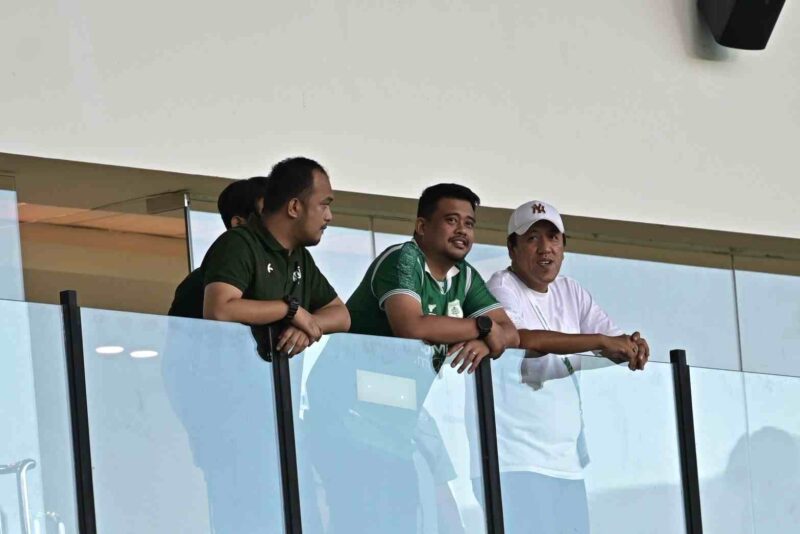 Gubernur Sumatera Utara (Sumut) Bobby Afif Nasution di dampingi sejumlah OPD menonton secara langsung pertandingan sepakbola antara PSMS Medan versus Sriwijaya Fc di Stadion Utama Sumatera Utara, Desa Sena, Kabupaten Deliserdang, Sabtu (4/10/2025). PSMS Medan Unggul atas Sriwijaya Fc dengan skor 3-1.