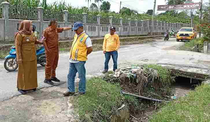  Kepala Bidang Bina Marga Dinas PUTR, Agus Intra Sinaga, pada Selasa (7/10/2025) turun langsung ke Nagori Negeri Kahean