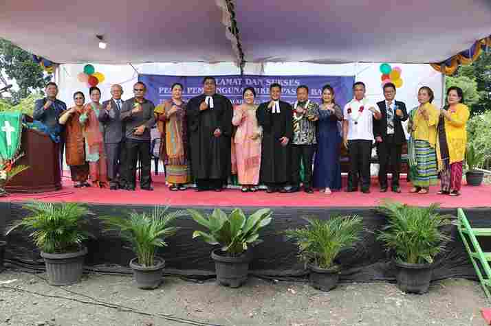Sekretaris Daerah (Sekda) Junaedi Antonius Sitanggang, S.STP., M.Si., menghadiri Pesta Pembangunan HKBP Pasar Baru Resort Sintanauli, Minggu (12/10/2025).