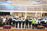 Sekretaris Daerah Provinsi (Sekdaprov) Sumatera Utara (Sumut) Togap Simangunsong di dampingi Kadispora Sumut Mahfullah Pratama Daulay, Ketua KONI Sumut Hatunggal Siregar, serta sejumlah Forkopimda, melepas kontingen Sumut pada Pekan Olahraga Nasional (PON) bela diri 2025 di Kudus, tahun 2025, di Aula Raja Inal Siregar, Kantor Gubernur Sumut, Rabu (8/10/2025) 