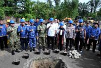 Gubernur Sumatera Utara (Sumut) Muhammad Bobby Afif Nasution bersama Pangdam I Bukit Barisan Mayjen TNI Rio Firdianto, Wakapolda Sumut Brigjen. Pol. Rony Samtana Tarigan, Ketua DPRD Sumut Erni Ariyanti Sitorus, serta Wakil Bupati Deliserdang Lomlom Suwondo, meletakkan batu pertama pembangunan gerai Koperasi Merah Putih di Desa Wonosari Pasar V Tanjungmorawa Deliserdang, Jumat (17/10/2025).