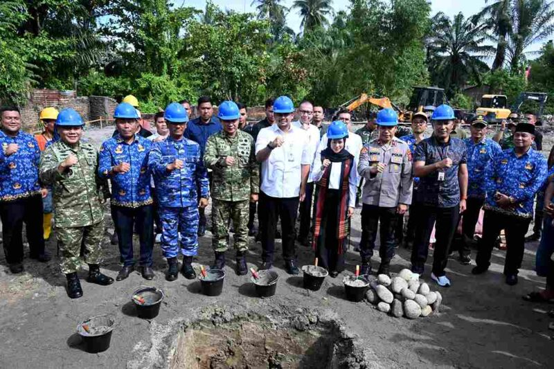 Gubernur Sumatera Utara (Sumut) Muhammad Bobby Afif Nasution bersama Pangdam I Bukit Barisan Mayjen TNI Rio Firdianto, Wakapolda Sumut Brigjen. Pol. Rony Samtana Tarigan, Ketua DPRD Sumut Erni Ariyanti Sitorus, serta Wakil Bupati Deliserdang Lomlom Suwondo, meletakkan batu pertama pembangunan gerai Koperasi Merah Putih di Desa Wonosari Pasar V Tanjungmorawa Deliserdang, Jumat (17/10/2025).