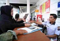  Masyarakat membayarkan pajak kendaraan bermotornya di Kantor Samsat Medan Selatan, Jalan Sisingamangaraja, Medan, Senin (27/10/2025).