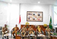 Kepala Dinas Sosial (Dinsos) Asren Nasution menjelaskan program Sekolah Rakyat, dalam Konferensi Pers bertema Memutus Mata Rantai Kemiskinan dan Perlindungan Kelompok Rentan, yang difasilitasi Dinas Kominfo Sumut, di Lobby Dekranasda, Kantor Gubernur Sumut, Jalan Pangeran Diponegoro Nomor 30 Medan, Senin (13/10/2025). 