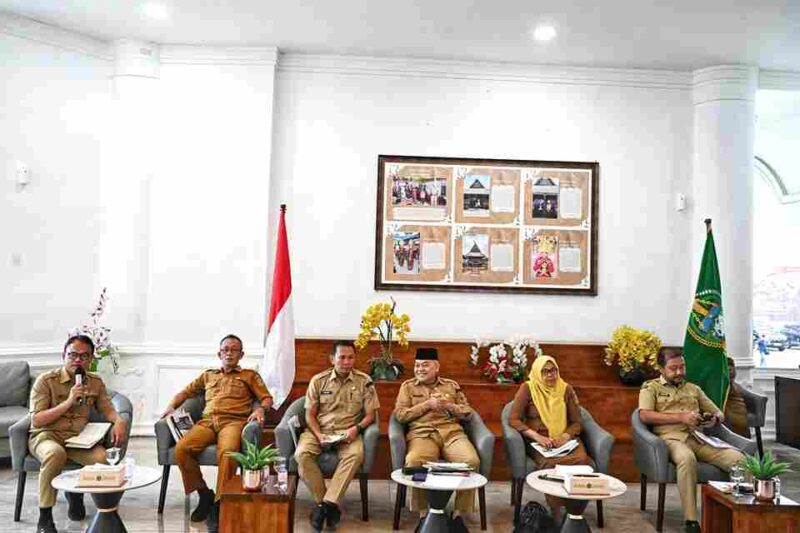 Kepala Dinas Sosial (Dinsos) Asren Nasution menjelaskan program Sekolah Rakyat, dalam Konferensi Pers bertema Memutus Mata Rantai Kemiskinan dan Perlindungan Kelompok Rentan, yang difasilitasi Dinas Kominfo Sumut, di Lobby Dekranasda, Kantor Gubernur Sumut, Jalan Pangeran Diponegoro Nomor 30 Medan, Senin (13/10/2025). 