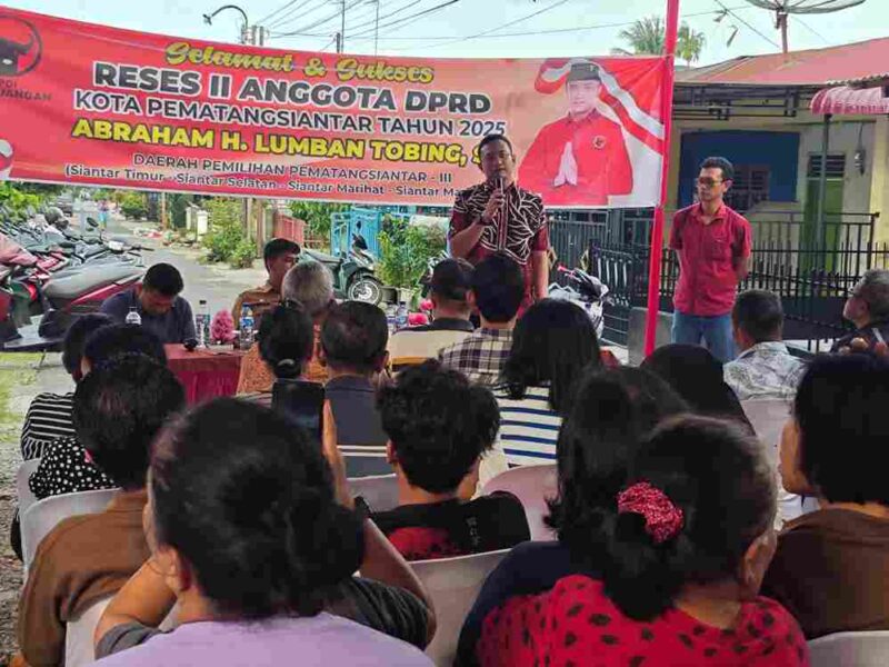 Anggota DPRD Kota Pematangsiantar, Abraham H. Lumbantobing, SH, menggelar kegiatan reses di Jalan Sejahtera, Kelurahan Asuhan, Kecamatan Siantar Timur, Sumatera Utara, pada Senin (13/10/2025). 