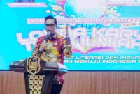 Wali Kota Medan Rico Tri Putra Bayu Waas saat membuka Lomba Karya Tulis Ilmiah bertema “Literasi dan Inovasi Berkelanjutan Menuju Indonesia Emas” di Ruang Rapat III Kantor Wali Kota Medan, Kamis (30/10/2025).