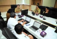 Sekdaprov Sumut Togap Simangunsong memimpin Rapat Koordinasi Ketersediaan Pasokan dan Harga Komoditas Pangan untuk Makan Bergizi Gratis (MBG) di Ruang Rapat I, lantai 2 Kantor Gubernur Sumut, Jalan Diponegoro No. 30, Medan, Selasa (14/10/2025).