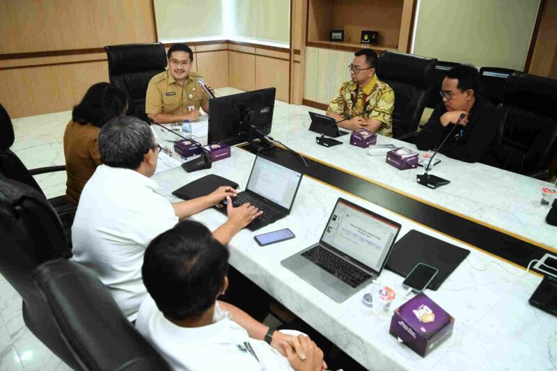 Sekdaprov Sumut Togap Simangunsong memimpin Rapat Koordinasi Ketersediaan Pasokan dan Harga Komoditas Pangan untuk Makan Bergizi Gratis (MBG) di Ruang Rapat I, lantai 2 Kantor Gubernur Sumut, Jalan Diponegoro No. 30, Medan, Selasa (14/10/2025). 