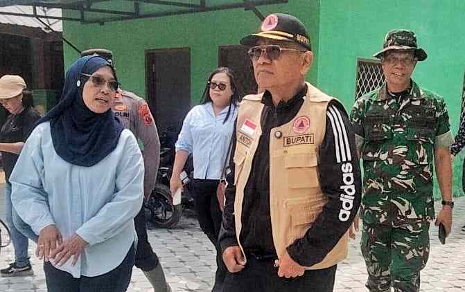 Bupati Simalungun, Dr. H. Anton Achmad Saragih, turun langsung meninjau lokasi banjir di Pasar Bawah, Kelurahan Serbelawan, Kecamatan Dolok Batu Nanggar, Minggu (12/10/2025).