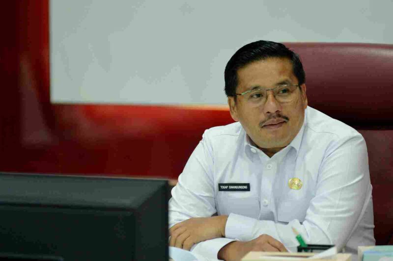 Sekretaris Daerah Provinsi Sumatera Utara (Sumut) Togap Simangunsong menghadiri Entry Meeting Gabungan Pemeriksaan Tematik Ketahanan Pangan Nasional yang diselenggarakan oleh Badan Pemeriksa Keuangan (BPK) RI secara daring melalui aplikasi Zoom meeting di Ruang Smart Province Lantai 6 Kantor Gubernur Sumut Jalan Diponegoro Kota Medan, Rabu (22/10).