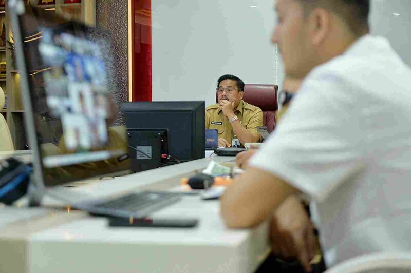 Sekretaris Daerah Provinsi Sumatera Utara (Sumut) Togap Simangunsong mengikuti Rapat Koordinasi Pengendalian Inflasi Tahun 2025 secara daring melalui aplikasi zoom meeting di Ruang Smart Province Lantai 6 Kantor Gubernur Sumut Jalan Diponegoro Kota Medan, Senin (13/10).