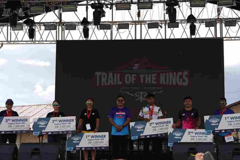 Sekretaris Daerah Provinsi Sumatera Utara (Sekdaprov Sumut), Togap Simangunsong, menyerahkan piala dan hadiah kepada para pemenang lomba Trail of The Kings Ultra Trail du Mont Blanc (UTMB) Series Danau Toba di Kawasan Waterfront, Kecamatan Pangururan, Kabupaten Samosir, Minggu (19/10/2025).