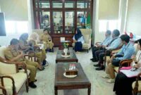 Sekretaris Daerah Provinsi Sumatera Utara (Sumut) Togap Simangunsong menerima audiensi Kepala Perwakilan Badan Kependudukan dan Keluarga Berencana Nasional (BKKBN) Sumut Fatmawati di Ruang Kerja Lantai 9 Kantor Gubernur Sumut Jalan Diponegoro Kota Medan, Senin (13/10).
