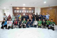 Sekretaris Daerah Provinsi Sumatera Utara (Sumut) Togap Simangunsong menerima audiensi Pengurus, Pelatih dan atlit Persatuan Tinju Amatir Indonesia (Pertina) Pengprov Sumut di Ruang Kerja Lantai 9 Kanor Gubernur Sumut Jalan Diponegoro Kota Medan, Kamis (23/10/2025). Pemerintah Provinsi Sumut mendukung para atlet yang akan mengikuti POPNAS XVII pada 2-9 November mendatang di Jakarta.