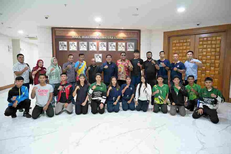 Sekretaris Daerah Provinsi Sumatera Utara (Sumut) Togap Simangunsong menerima audiensi Pengurus, Pelatih dan atlit Persatuan Tinju Amatir Indonesia (Pertina) Pengprov Sumut di Ruang Kerja Lantai 9 Kanor Gubernur Sumut Jalan Diponegoro Kota Medan, Kamis (23/10/2025). Pemerintah Provinsi Sumut mendukung para atlet yang akan mengikuti POPNAS XVII pada 2-9 November mendatang di Jakarta.