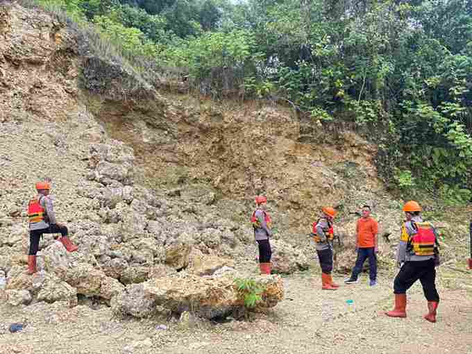 personel Kompi 4 Batalyon C Pelopor Satuan Brimob Polda Sumatera Utara melaksanakan Patroli Search and Rescue (SAR) di wilayah Desa Miga dan Jalan Sudirman, Kepulauan Nias.
