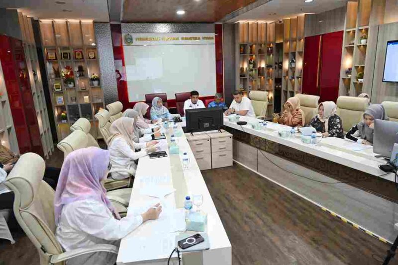 Staf Ahli I Tim Penggerak (TP) PKK Provinsi Sumatera Utara (Sumut) Titiek Sugiharti bersama Tim Kelompok Kerja (Pokja) TP-PKK Sumut melakukan zoom meeting dengan Pengurus TP-PKK  Kabupaten/Kota se Sumut, terkait Persiapan Kegiatan Jambore PKK Sumut, pada tanggal 4 s/d 6 November 2025 mendatang, di ruang Sumut Smart Province Lantai 6 Kantor Gubernur Sumut Jalan Diponegoro Nomor 30 Medan, Rabu (29/10/2025).