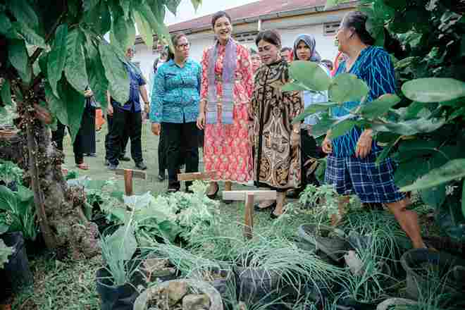 Ketua Tim Penggerak Pemberdayaan dan Kesejahteraan Keluarga (TP PKK) Provinsi Sumatera Utara (Sumut) Kahiyang Ayu, melaksanakan kegiatan supervisi Program HATINYA PKK (Halaman Asri, Teratur, Indah, dan Nyaman) di Kelurahan Suka Maju, Kecamatan Siantar Marihat, Kota Pematangsiantar, Rabu (15/10/2025). Lokasi tersebut menjadi perwakilan untuk pelaksanaan Program HATINYA PKK tahun 2025 kategori kota. 