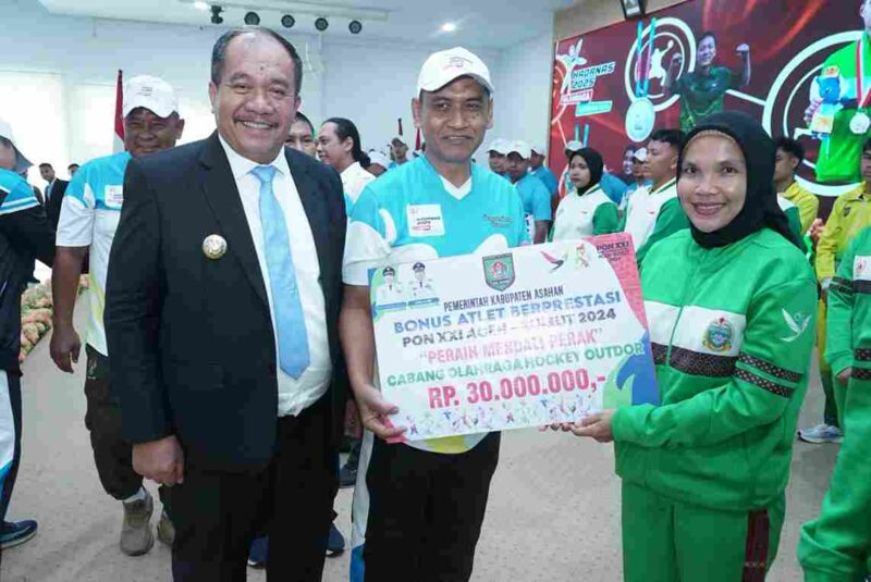 Bupati Asahan, Taufik Zainal Abidin, S.Sos., M.Si., menyerahkan penghargaan kepada atlet, pelatih, dan insan olahraga yang mengharumkan nama daerah di Pekan Olahraga Nasional (PON) Aceh-Sumut 2024.