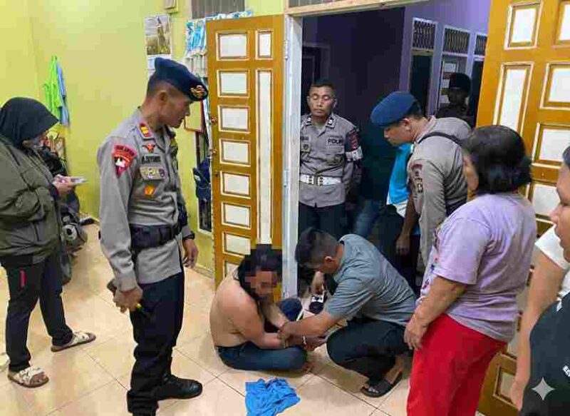 Personel Satuan Brimob Polda Sumatera Utara bertindak cepat menanggapi laporan masyarakat terkait dugaan tindak pidana penganiayaan dan kekerasan dalam rumah tangga (KDRT) di Jalan Sukaria, Kelurahan Indra Kasih, Kecamatan Medan Tembung, pada Jumat malam (24/10/2025).