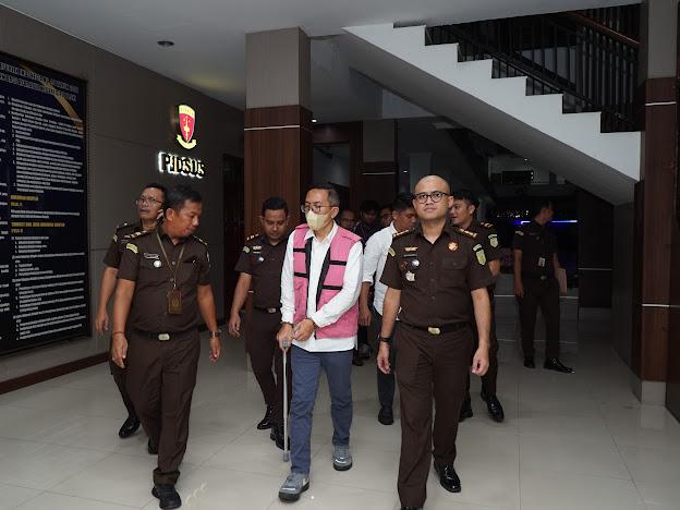Tersangka RS, laki-laki berusia 51 tahun, tercatat sebagai mantan Kepala Cabang Pratama Komersial Belawan PT Biro Klasifikasi Indonesia (Persero) periode 2016–2020 saat diamankan kejati Sumut, Senin (13/10/2025)