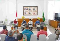 Asisten Pemerintahan dan Kesejahteraan Rakyat dan Biro Pemerintahan dan Otonomi Daerah Setdaprov Sumut melakukan Konferensi Pers terkait Mengurai Isu Pertanahan di Sumatera Utara. Kegiatan yang difasilitasi Dinas Kominfo Sumut ini berlangsung di Lobby Dekranasda Lantai 1 Kantor Gubernur Sumut Jalan Diponengoro Nomor 30 Medan, Jumat (17/10/2025).