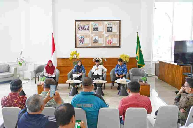 Asisten Pemerintahan dan Kesejahteraan Rakyat dan Biro Pemerintahan dan Otonomi Daerah Setdaprov Sumut melakukan Konferensi Pers terkait Mengurai Isu Pertanahan di Sumatera Utara. Kegiatan yang difasilitasi Dinas Kominfo Sumut ini berlangsung di Lobby Dekranasda Lantai 1 Kantor Gubernur Sumut Jalan Diponengoro Nomor 30 Medan, Jumat (17/10/2025).