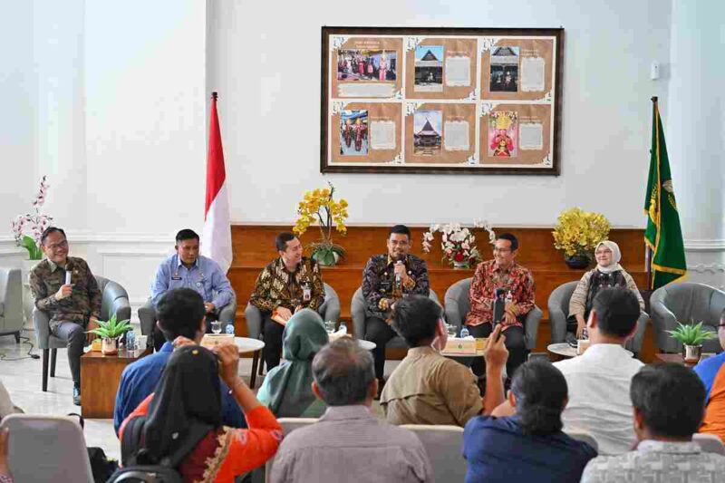 Gubernur Sumatera Utara (Sumut) Muhammad Bobby Afif Nasution menegaskan komitmen Pemerintah Provinsi Sumut untuk mendukung Bank Sumut untuk dapat naik kelas. Hal ini disampaikan pada Temu Pers yang digelar Dinas Komunikasi dan Informatika Sumut bersama jajaran Direksi PT Bank Sumut di Lobby Dekranasda, Kantor Gubernur Sumut, Jalan Diponegoro Nomor 30 Medan, Kamis (30/10/2025). 