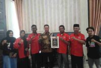  Persatuan Wartawan Duta Pena Indonesia(PWDPI) serahkan penghargaan tingkat nasional  kepada Wakil Bupati Aceh Timur, Teuku Zainal Abidin, S.PdI, MH di Rumah dinas nya Idi Rayeuk Kamis (09/10)