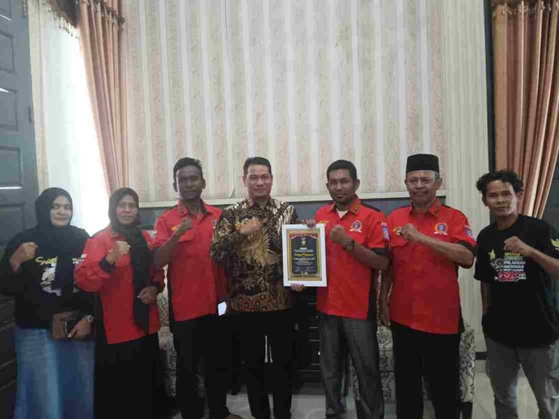  Persatuan Wartawan Duta Pena Indonesia(PWDPI) serahkan penghargaan tingkat nasional  kepada Wakil Bupati Aceh Timur, Teuku Zainal Abidin, S.PdI, MH di Rumah dinas nya Idi Rayeuk Kamis (09/10)