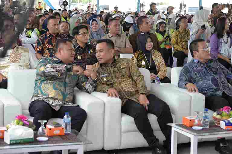 Wakil Bupati Asahan saat berbincang dengan Wakil Bupati Simalungun.