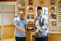 Wakil Wali Kota Medan H Zakiyuddin Harahap memberikan cenderamata kepada Wakil Wali Kota Bengkulu.