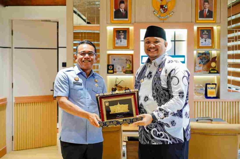 Wakil Wali Kota Medan H Zakiyuddin Harahap memberikan cenderamata kepada Wakil Wali Kota Bengkulu.