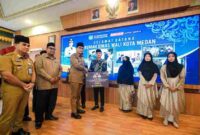 Wali Kota Medan Rico Tri Putra Bayu Waas menyerahkan bonus bagi 22 orang kafilah Kota Medan secara simbolis  di pendopo Rumah Dinas Wali Kota, jalan Sudirman, Senin (6/10/25). 