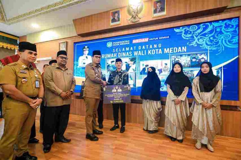 Wali Kota Medan Rico Tri Putra Bayu Waas menyerahkan bonus bagi 22 orang kafilah Kota Medan secara simbolis  di pendopo Rumah Dinas Wali Kota, jalan Sudirman, Senin (6/10/25). 
