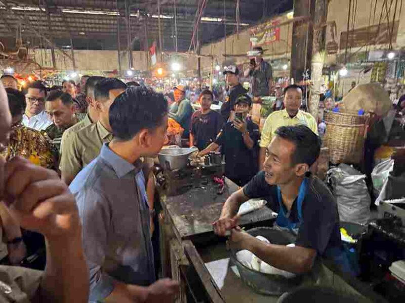 Wakil Presiden (Wapres) Gibran Rakabuming Raka meninjau aktivitas perdagangan di Pasar Jagasatru, Kota Cirebon, Jawa Barat, Jumat (24/10/2025).