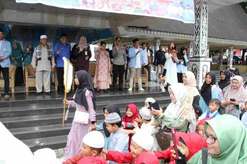 Ketua TP PKK Kota Pematangsiantar, Ny. Liswati Wesly Silalahi, resmi melepas peserta Pawai Ta’aruf Festival Anak Sholeh Indonesia (FASI) XIII yang digelar BKPRMI Kota Pematangsiantar, di Lapangan Adam Malik, Selasa (21/10/2025).